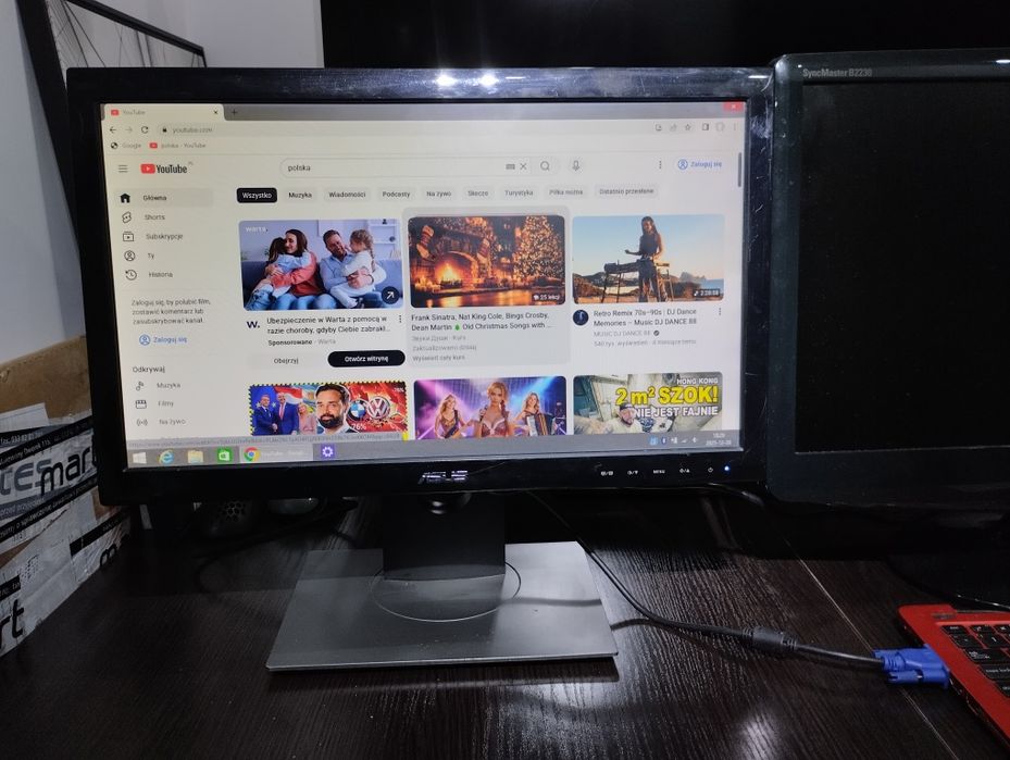 Laptop YouTube Netflix z monitorem lub bez