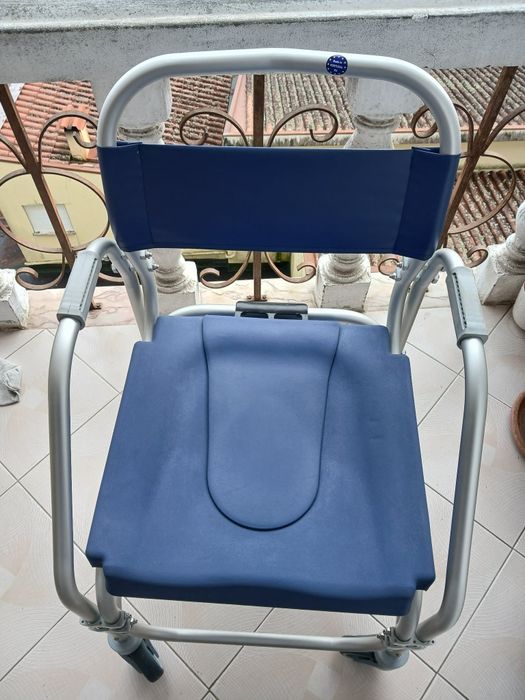Vendo cadeira de banho com assento sanitário