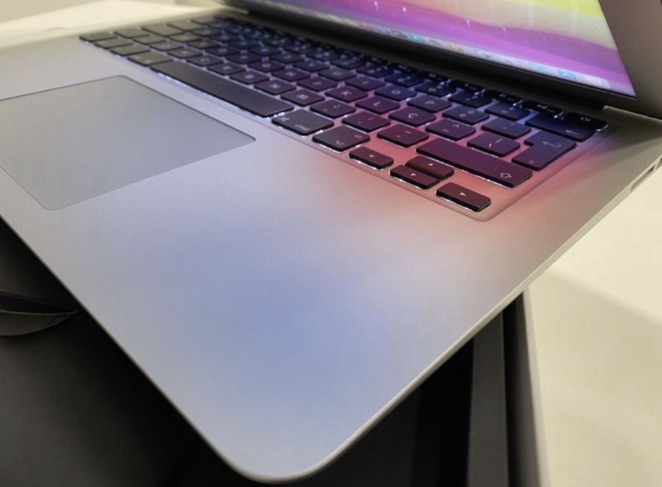 MacBook Air 13 I7 (8gb/256gb)