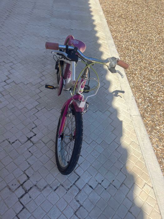 Bicicleta, roda 20, completa, com cesto removível, mudanças, descanço.