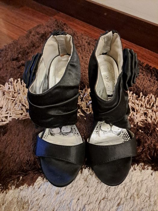 Sandálias pretas de salto alto agulha