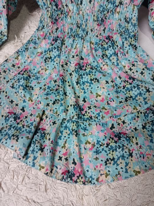 Sukienka w kwiaty z falbanami delikatna