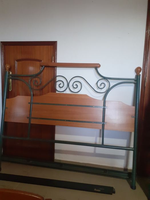 Cama,Estrado e Mesinhas de Cabeceira