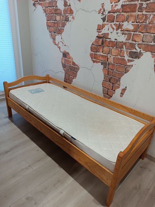 Продається дерев'яне ліжко з матрацом розмір 90на200