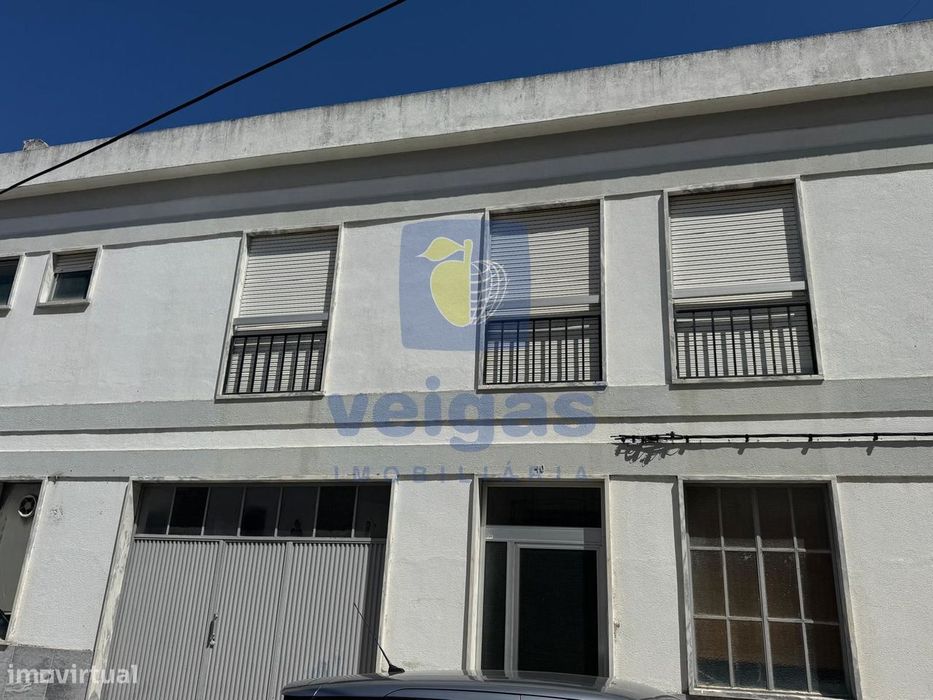 Prédio de 2 Pisos com Espaço Comercial