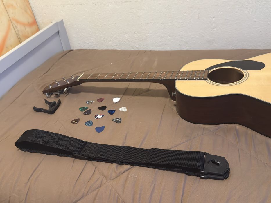 Guitarra usada com equipamentos