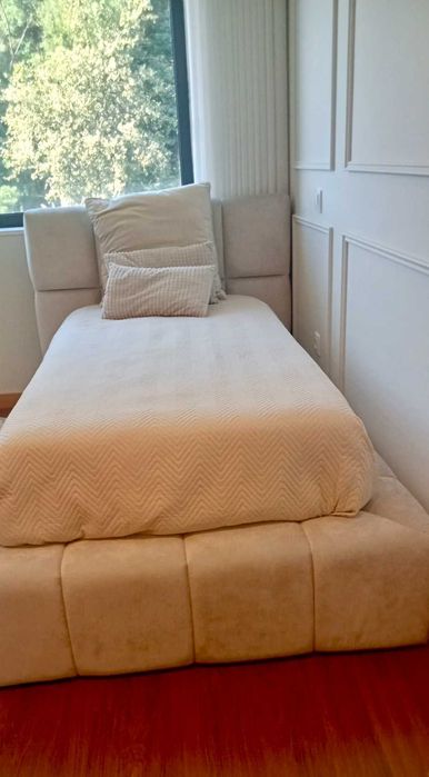 Cama estofada Nova para colchão 90x190