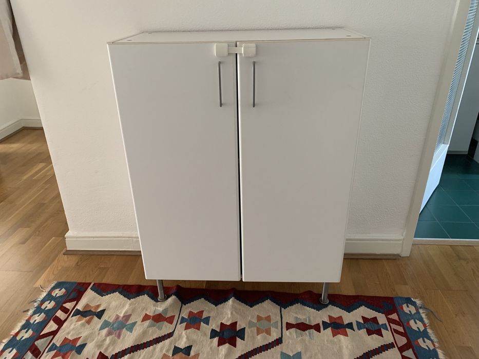 Armario branco com pes metalicos