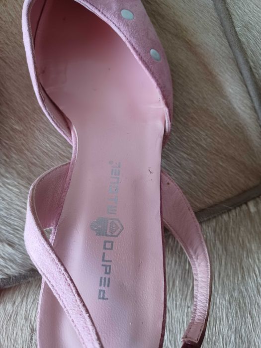 Sapatinhos de bico com salto baixo em cor de rosa