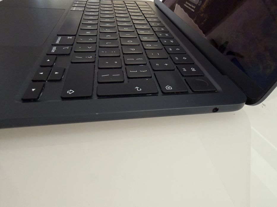 MacBook Air M2 13” (2022) • 8/256 GB • Midnight