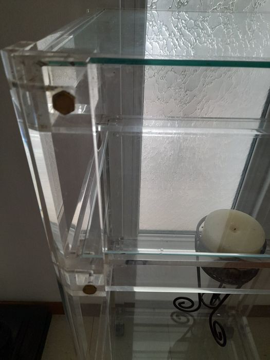 Estante em acrílico e vidro, muito bonita