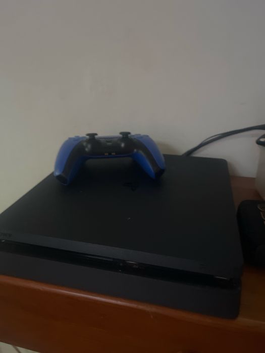 Ps4 slim 500gb como nova quase nem uso e vem com comando