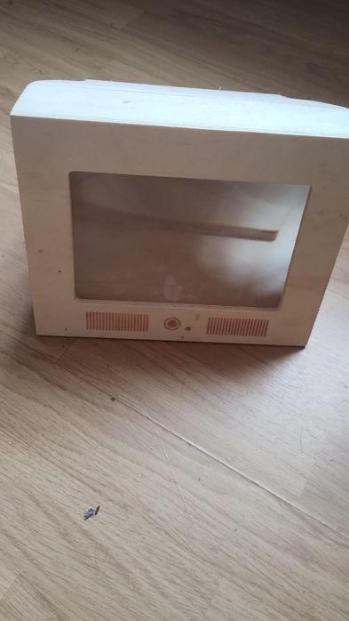 telewizor ze szkłem powiększającym