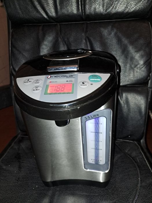 Fervedor com fonte de água quente