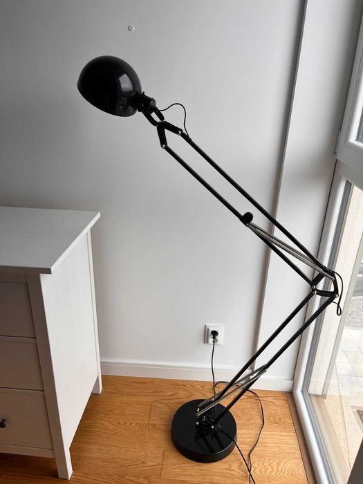 Candeeiro de pé articulado na cor preta - IKEA