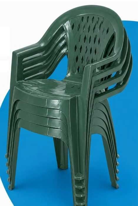 Mesa e 4 cadeiras de jardim em plástico verde resistente