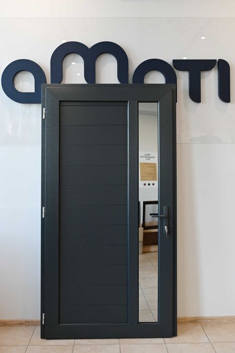 Drzwi do domku holenderskiego angielskiego letniskowego sezonowego