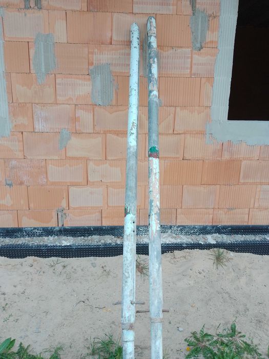 Słupki metalowe do bramy na budowę.