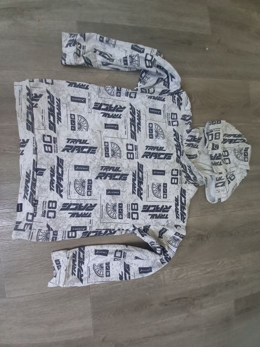 Продам кофту на хлопчіка demix