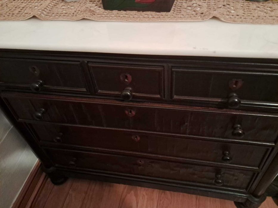 Comoda antiga com tampo de marmore branco