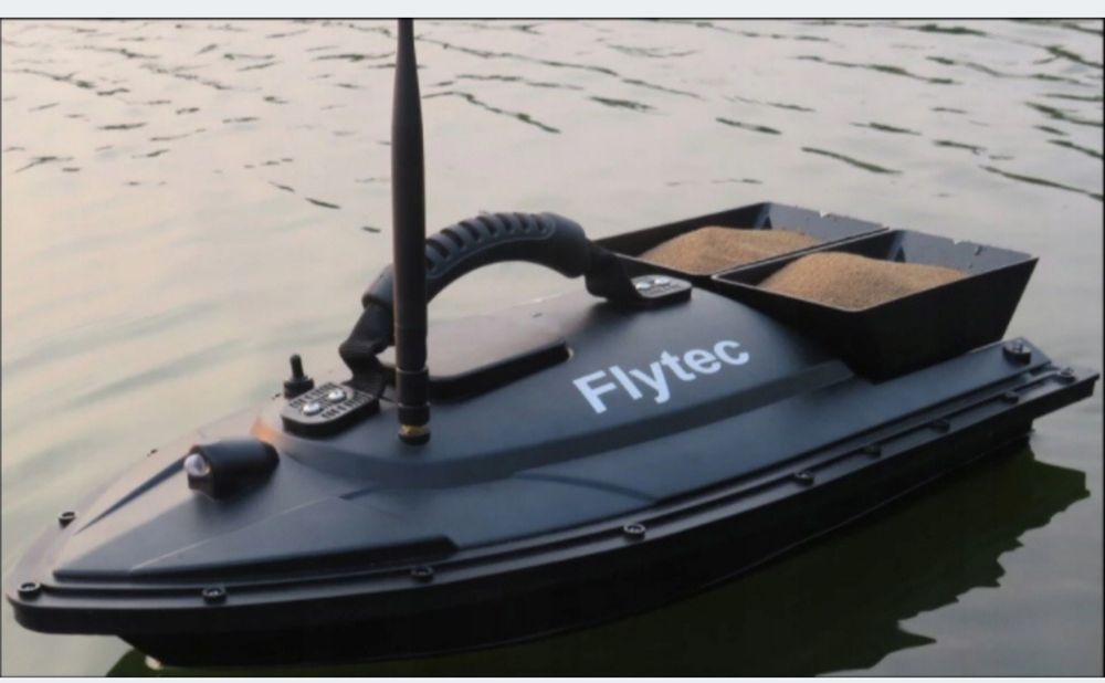 Łódka zanętowa  FLYTEC PRO torba 2 podajniki 3 baterie.