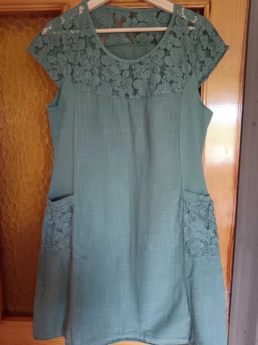 Sukienka koronką khaki