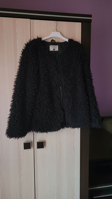 Czarna kurtka futro