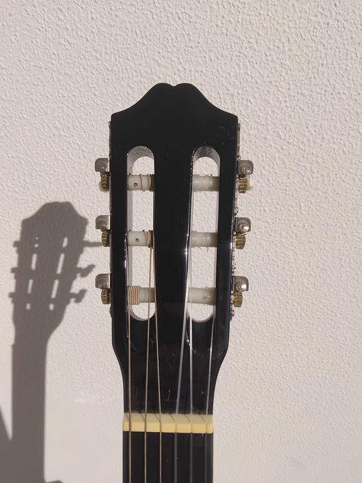 Guitarra clássica + suporte + mala – pack completo