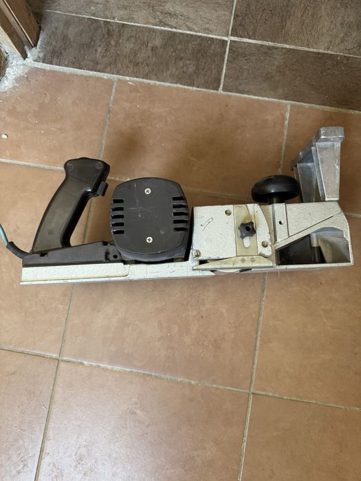 Elektryczny strug , heblarka do drewna