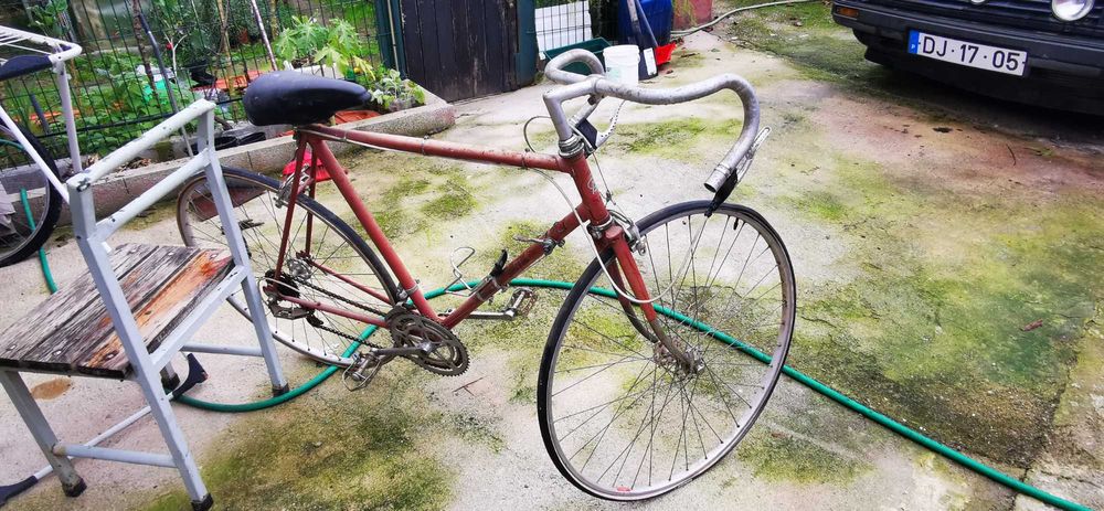 Bicicleta de corrida antiga (Jacques Anquetil)