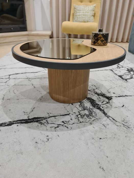 Estante de sala com vitrine e mesa de centro
P