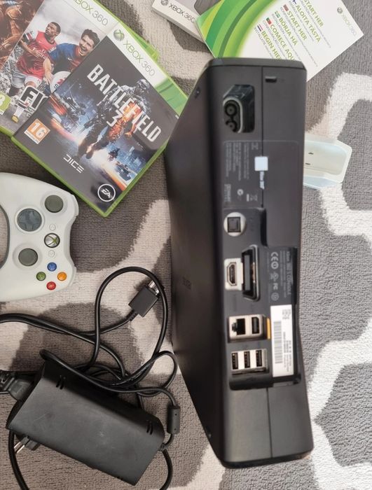 Xbox 360 S Slim + 3 pady + stacja ładowania + gry