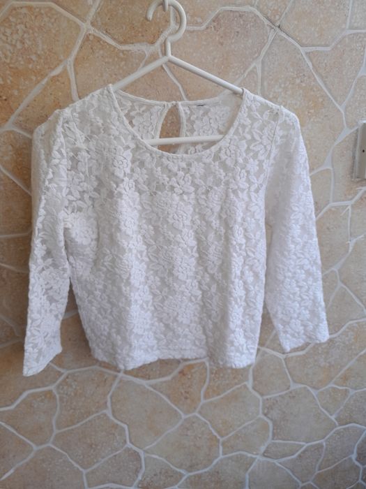 ROUPA variada em bom estado