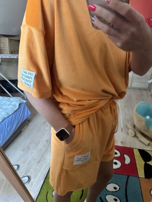 Welurowy, krotki dres damski