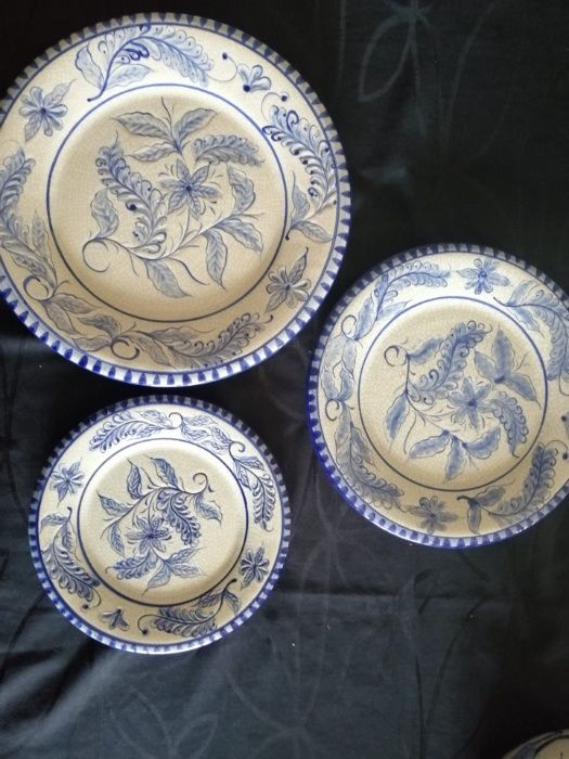 Faianças JQ de jarras e pratos pintados à mão