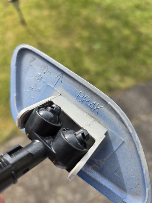 Zaślepka +dysza spryskiwacza lampy lewej Mazda 3 2006 rok