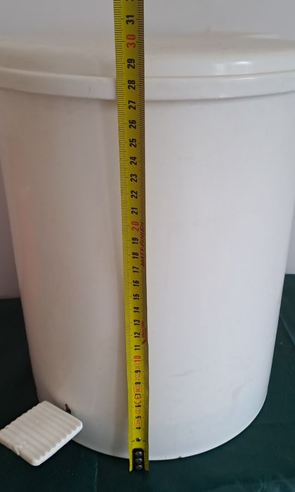 Balde do lixo branco
Apresenta algumas marcas na tampo
De resto em bom