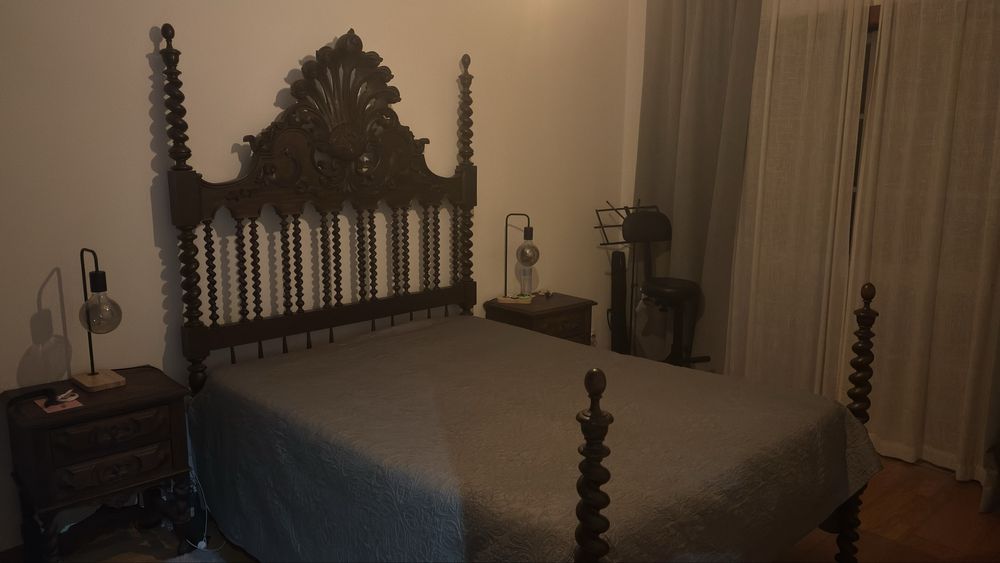 Cama antiga com mesas de cabeceira