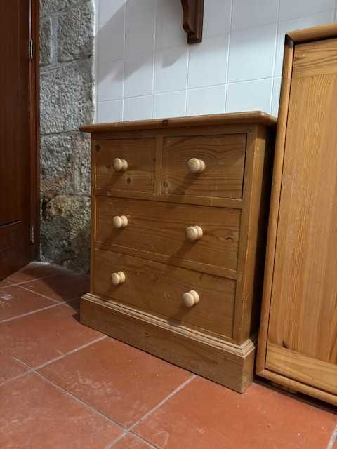 Móvel pinho 4 gavetas