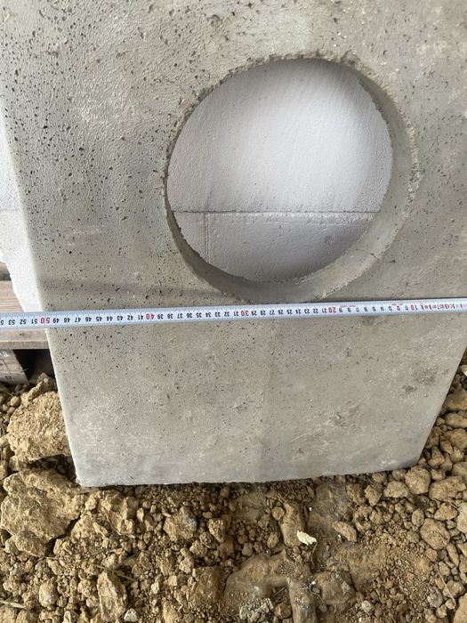 Płyra betonowa przykrywa komina