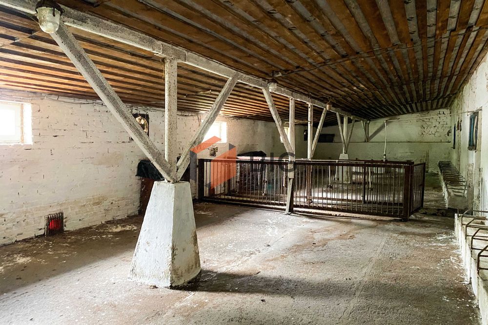 Продається цегляна будівля з повною інфраструктурою