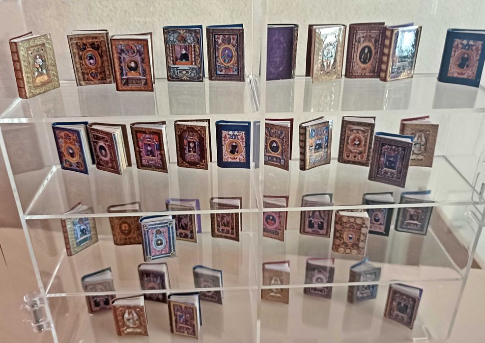 Livros miniatura casa de bonecas