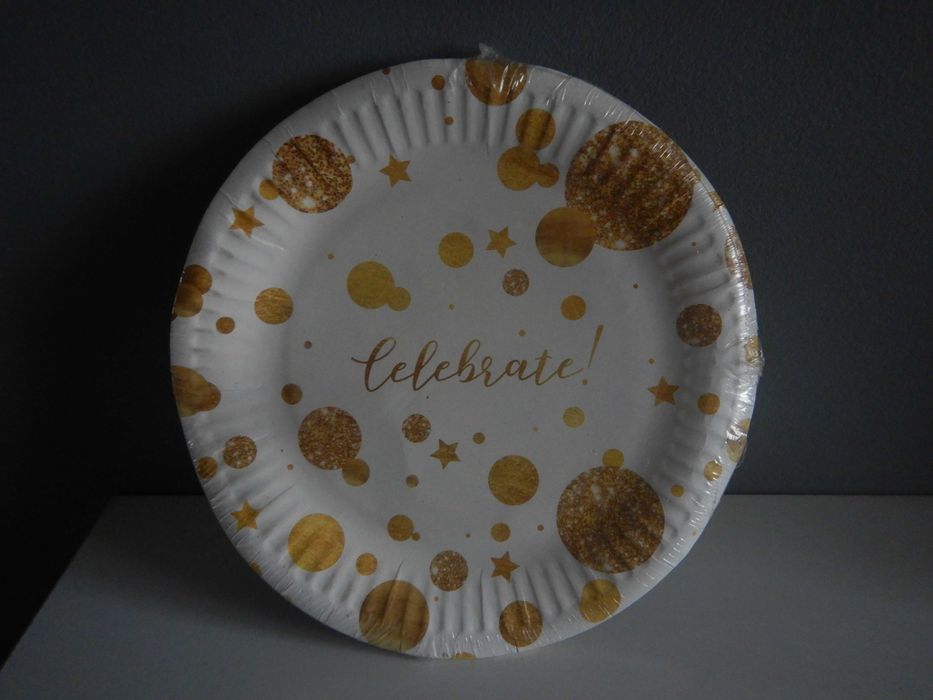 8 sztuk papierowych talerzyków o średnicy 18 cm