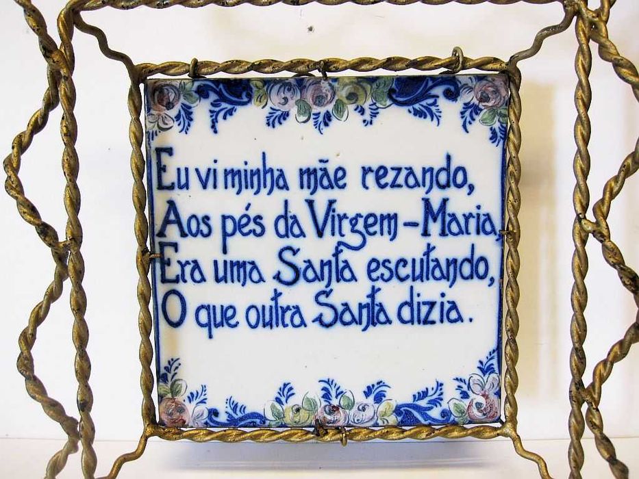 antigo azulejo em faiança pintado à mão "Vi minha minha mãe rezando...
