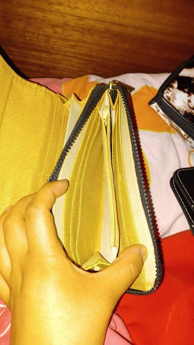 Vendo carteira branca e preta