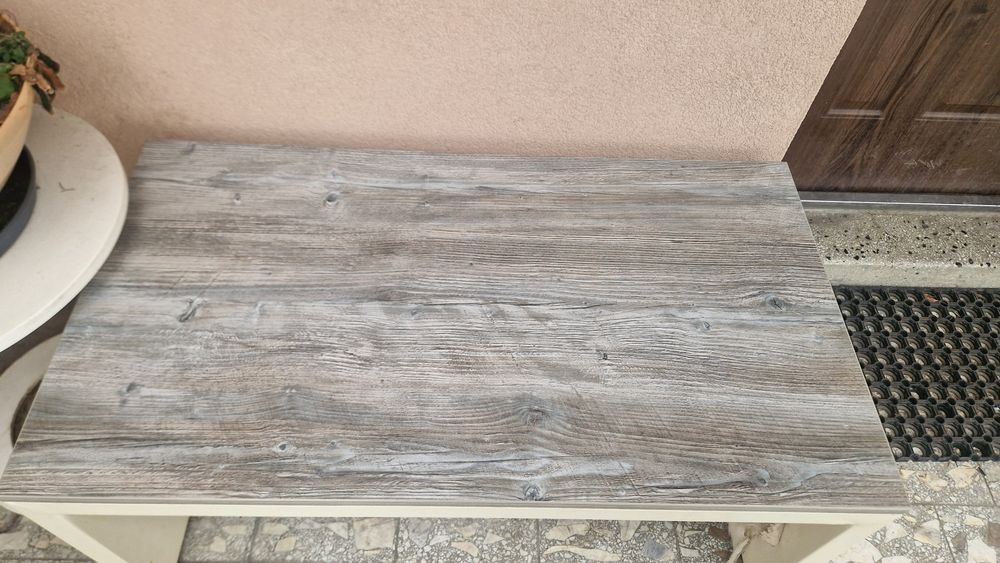 Stolik kawowy beżowy szary blat wyłożony skórą design