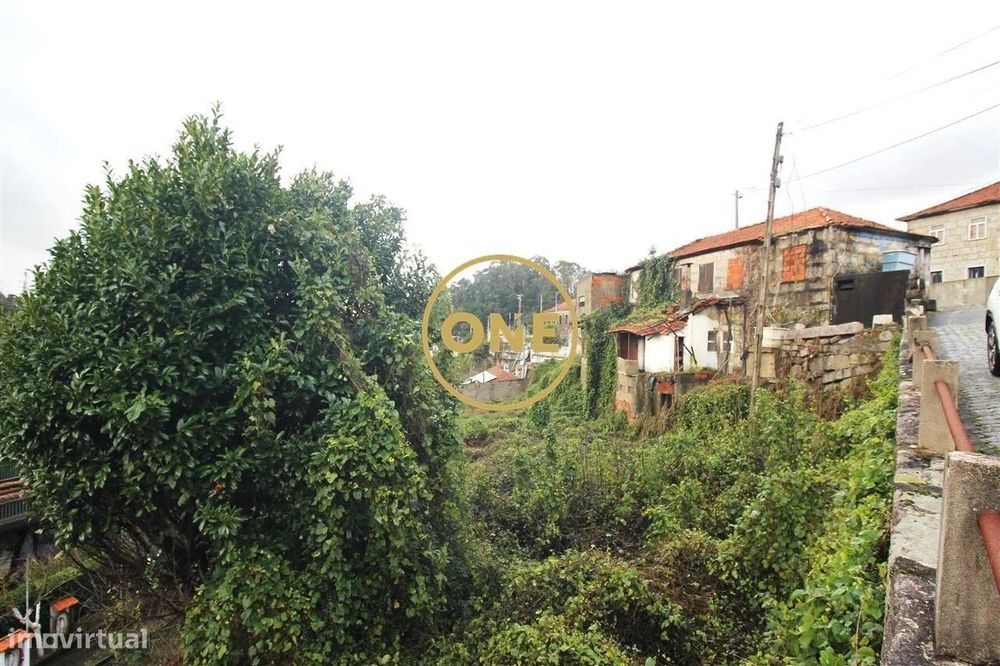 Moradia em Ruínas em Bairro