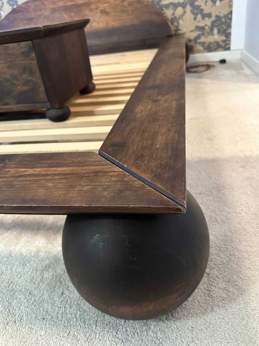 Kolonialna sypialnia: Łóżko, szafki, skrzynia, lampki