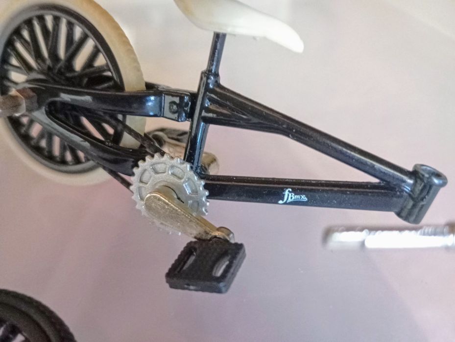 Bicicleta BMX miniatura 12cm para reaproveitar.