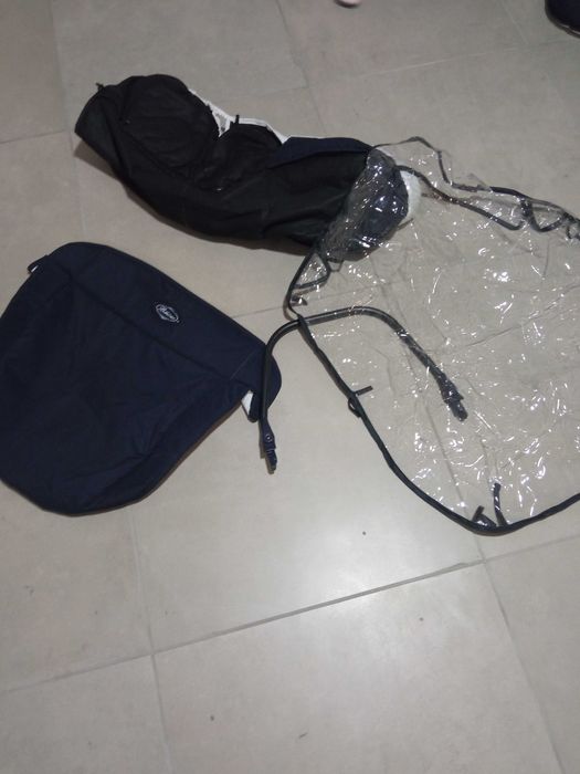 Carrinho BebeCar azul, em excelente estado de conservação